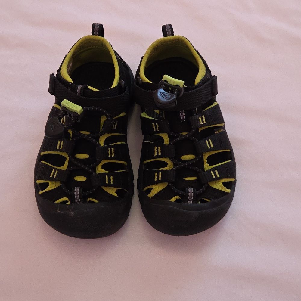 KEEN Kids' Newport H2 Closed Toe Water Sandals in Black and Lime Green Size 10